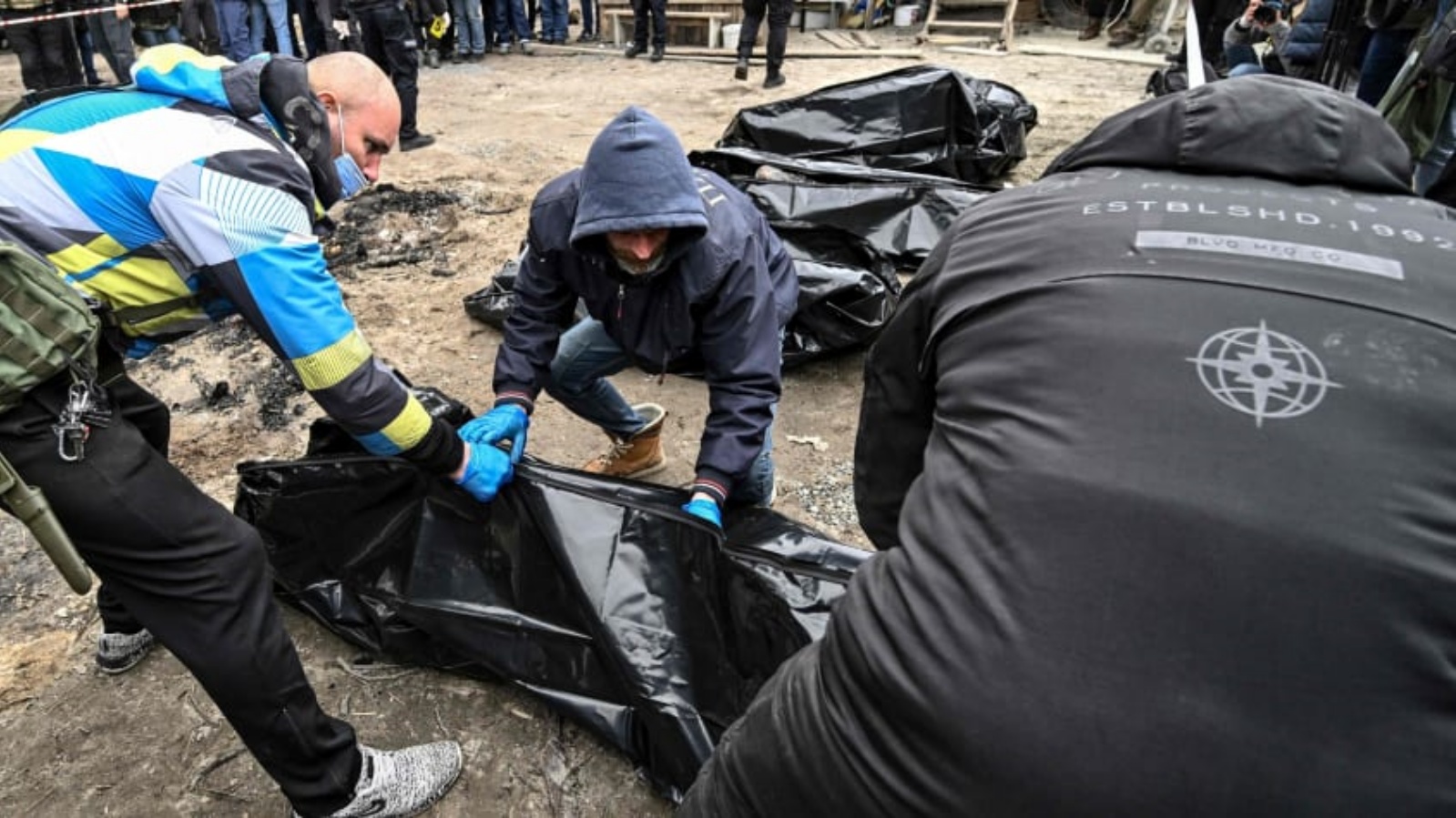متطوعون يضعون الجثث في أكياس في بلدة بوتشا الأوكرانية