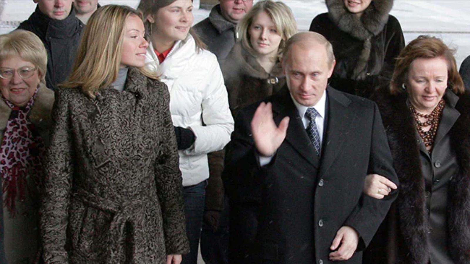 فلاديمير بوتين وزوجته ليودميلا (على اليمين) وابنته ماريا (الثانية من اليسار) في عام 2007