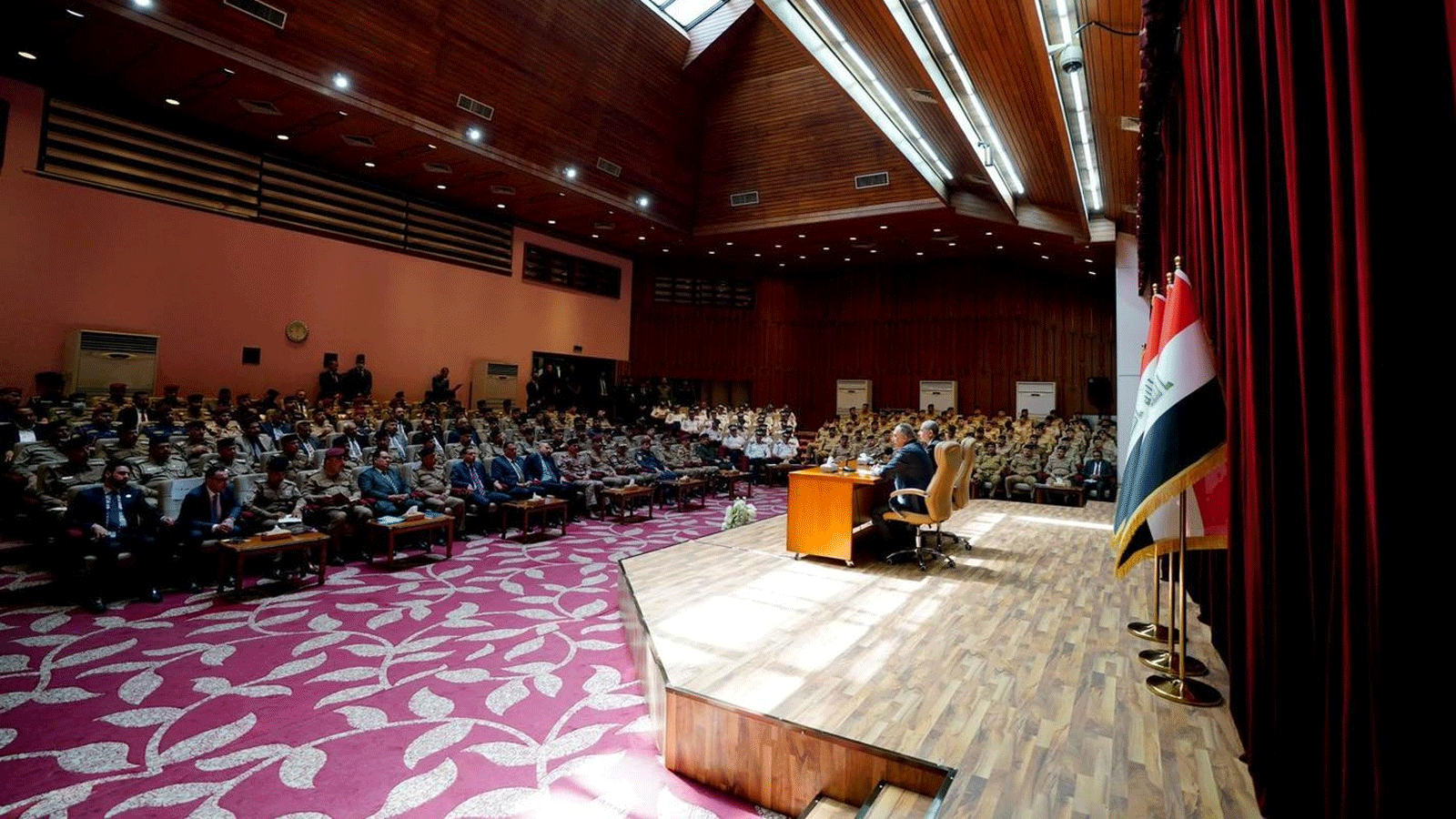 الكاظمي متحدثاً إلى قادة قوات وزارة الداخلية. الأحد 3 نيسان\ ابرليل 2022 (مكتبه)