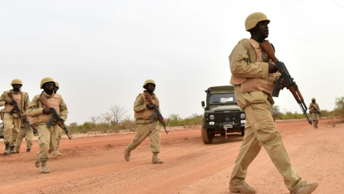 قامت القوات المسلحة في بوركينا فاسو ، في الصورة أثناء التدريب ، بعمليات تمشيط أمنية في محاولة لوقف العنف الجهادي