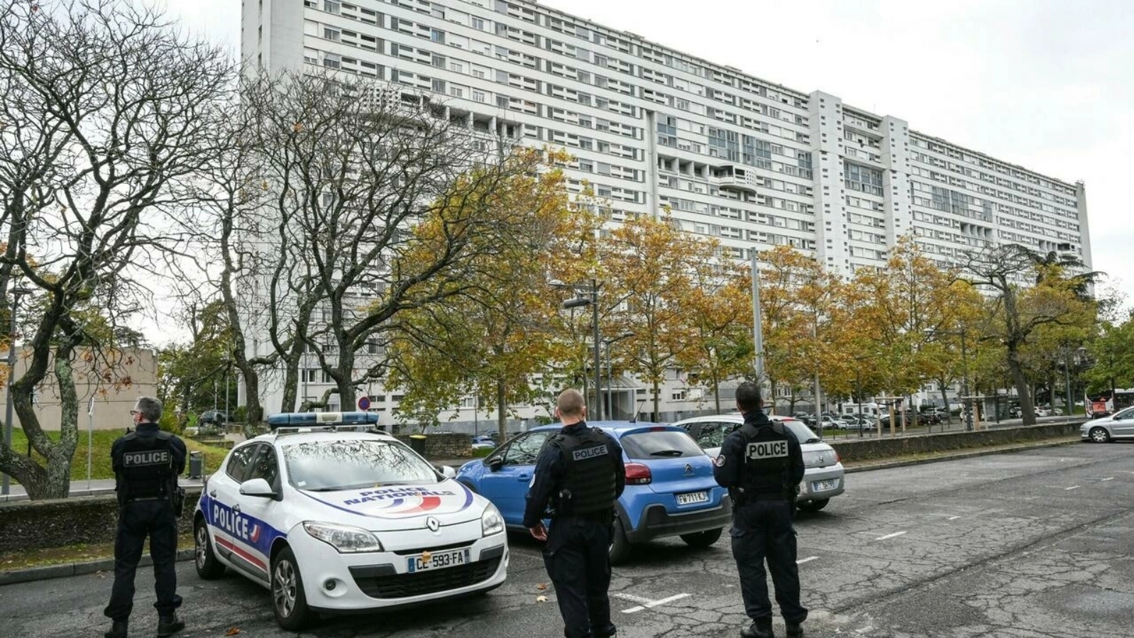 ضباط الشرطة الفرنسية يقفون بالقرب من مبنى في منطقة Duchere في مدينة ليون، في 26 أكتوبر 2021