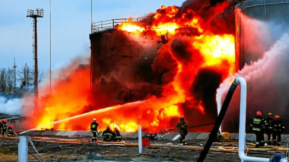 رجال الإطفاء يحاولون إخماد حريق ناجم عن صواريخ روسية في مستودع نفط في 26 مارس 2022 في لفيف