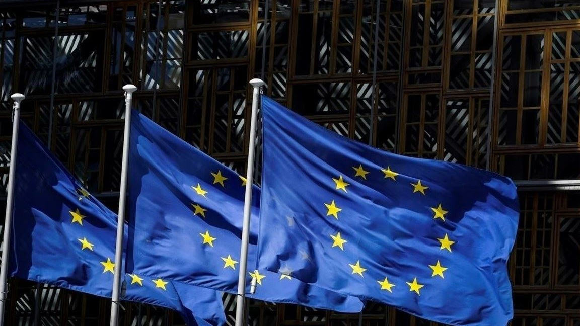 أعلام الاتحاد الأوروبي أمام مقره في بروكسيل