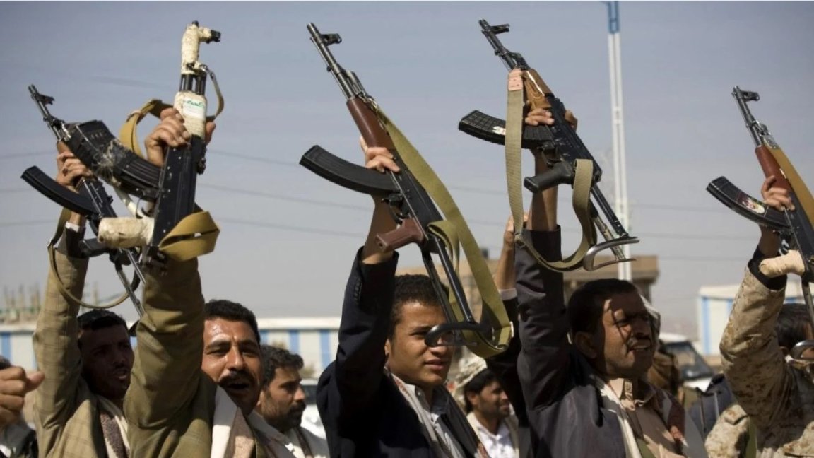متمردون حوثيون يرفعون صلاحهم في صنعاء باليمن