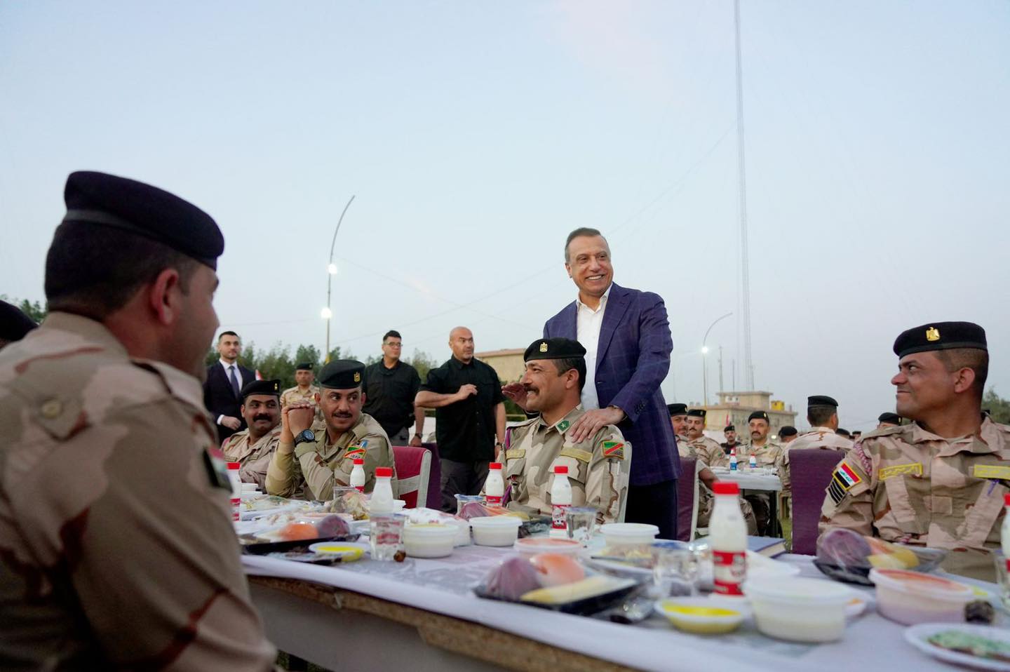 الكاظمي بين ضباط وجنود الفرقة 17 للجيش العراقي حيث شاركهم افطار رمضان الاثنين 4 نيسان أبريل 2022 (مكتبه)