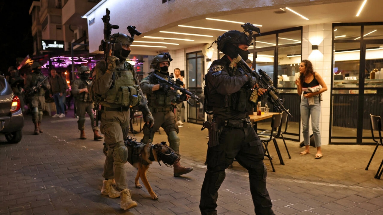 قوات أمن اسرائيلية أمام مطعم بعد هجوم في شارع ديزنغوف في مدينة تل أبيب في 07 أبريل 2022