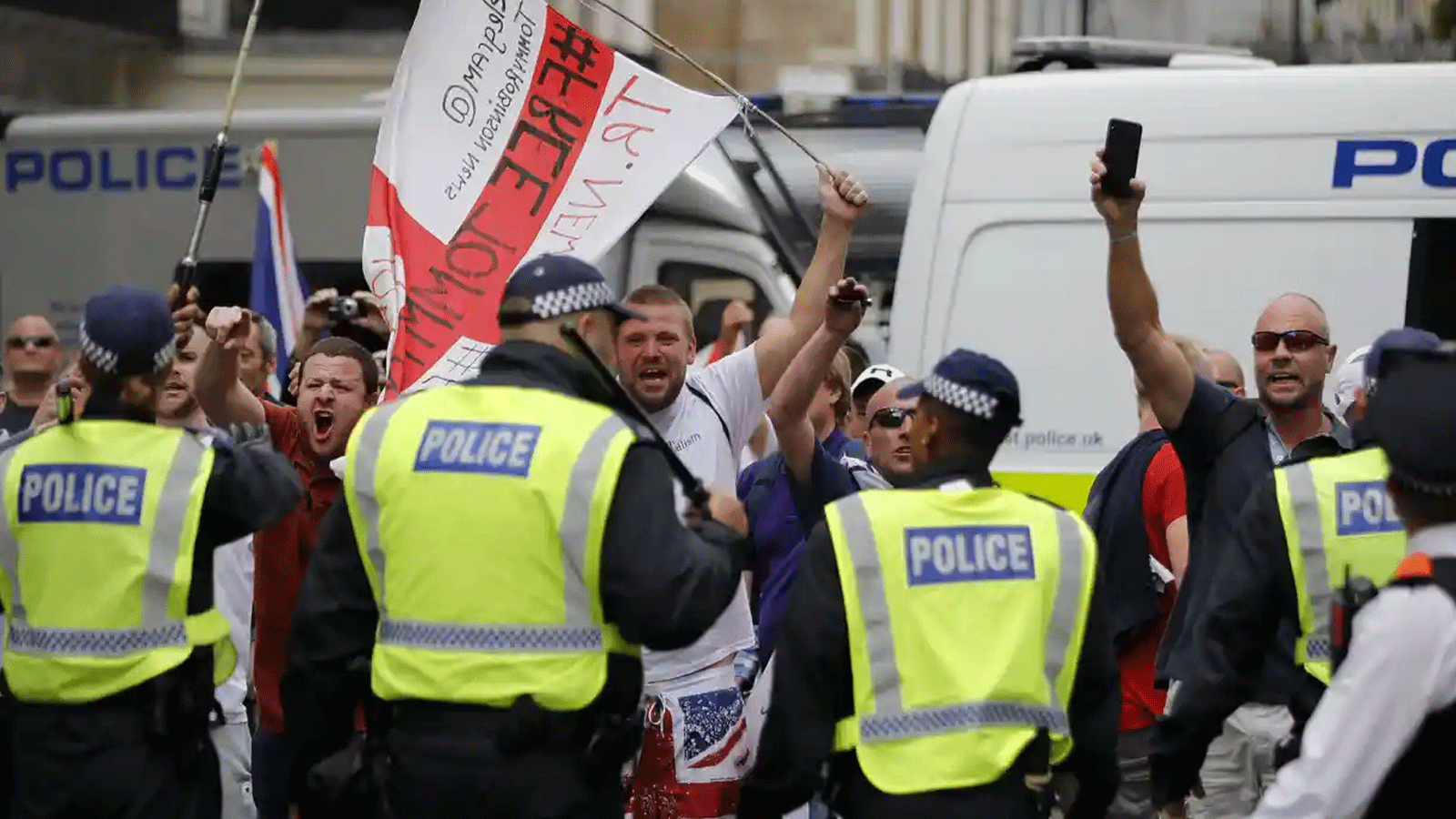 الشرطة تواجه أنصار EDL التي ألهمت بالأفكار القومية الثقافية تصرفات دارين أوزبورن، الذي قاد شاحنة صغيرة إلى المصلين خارج مسجد فينسبري بارك.