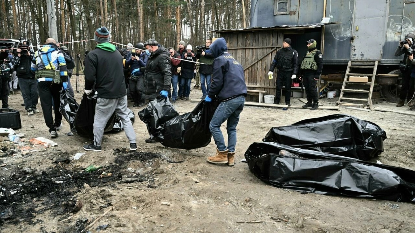 موظفون بلديون ينقلون ست جثث محروقة جزئياً عثر عليها في بوتشا الأوكرانية في الخامس من أبريل 2022
