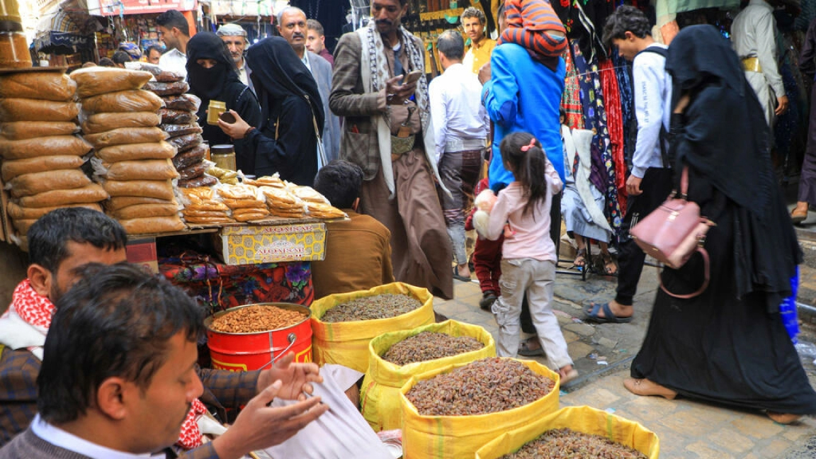 يمنيون يتسوقون في صنعاء في أول يوم من شهر رمضان في الثاني من أبريل 2022