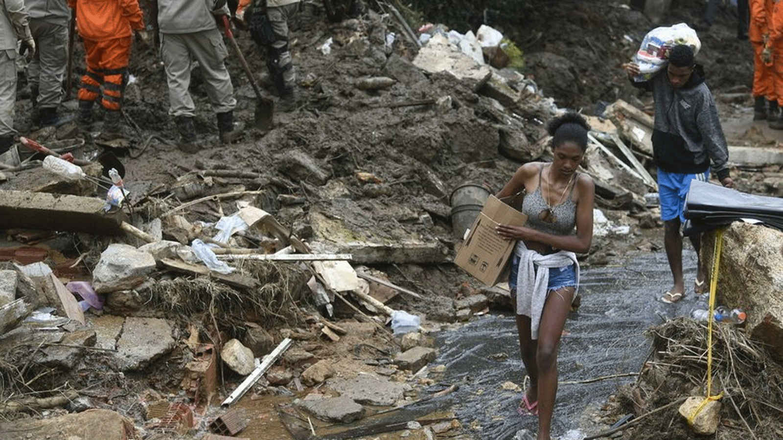 فيضانات وانهيارات أرضية ناجمة عن أمطار غزيرة في ولاية ريو دي جانيرو في البرازيل قتلت ثمانية أشخاص على الأقل بينهم ستة أطفال وفقد 13 آخرين.