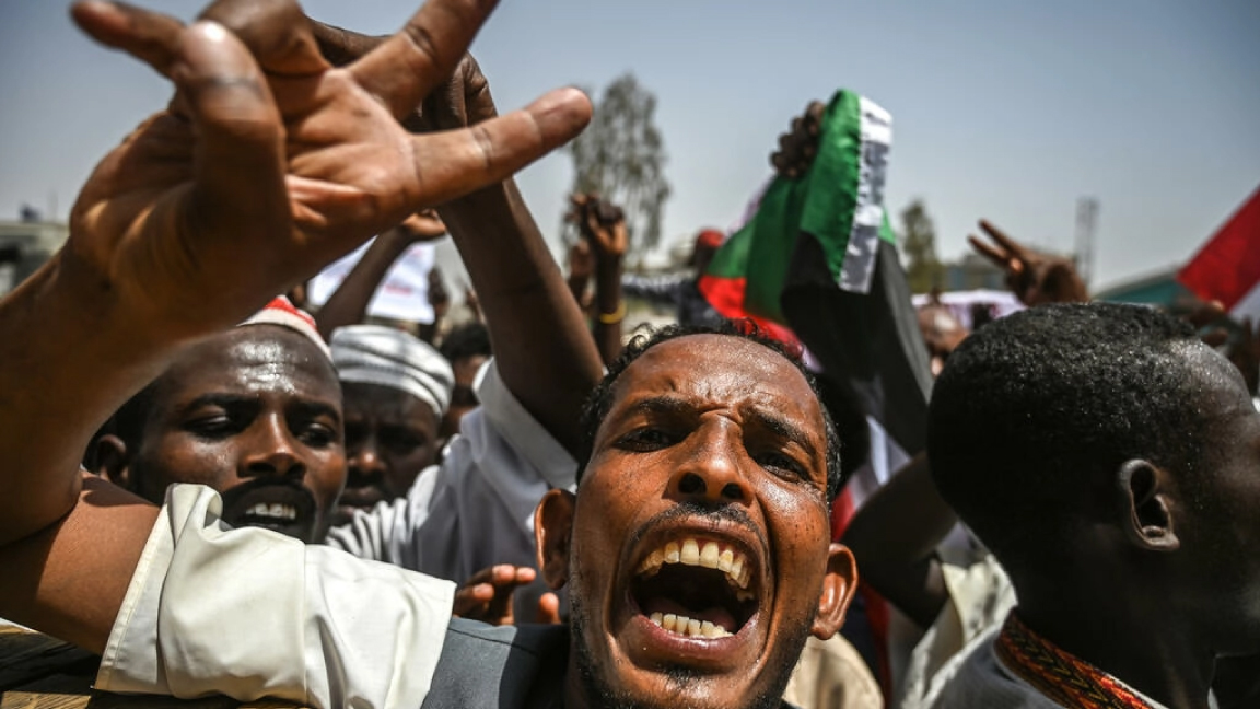 متظاهرون سودانيون امام مقر قيادة الجيش في الخرطوم في 26 أبريل 2022