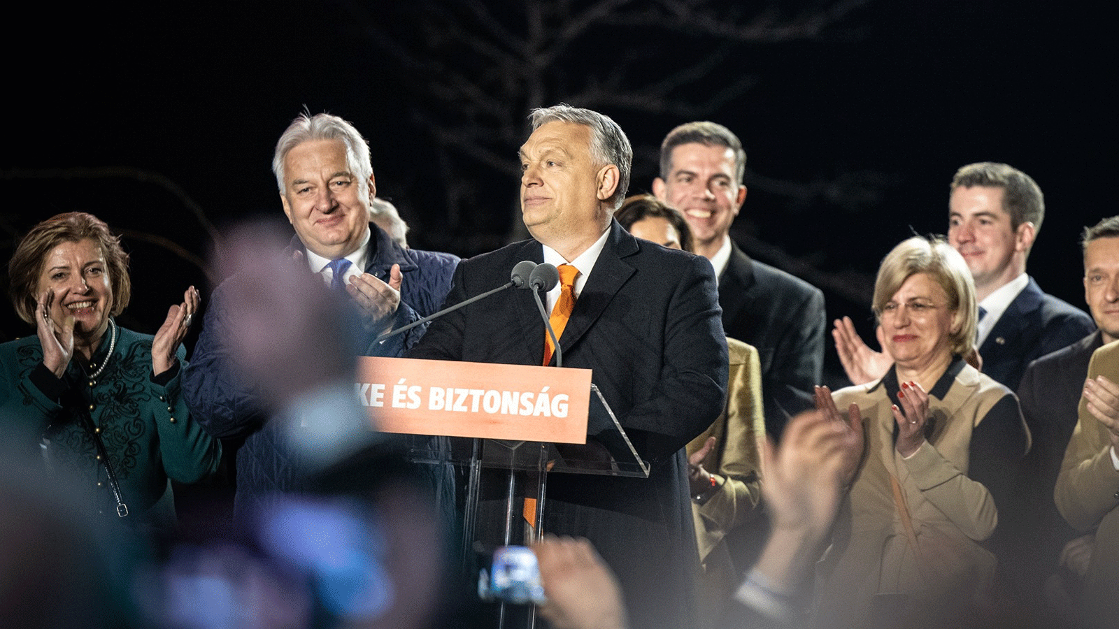 فكتور أوربان، الرئيس المجري الفائز بالانتخابات محتفلاً مع أنصاره