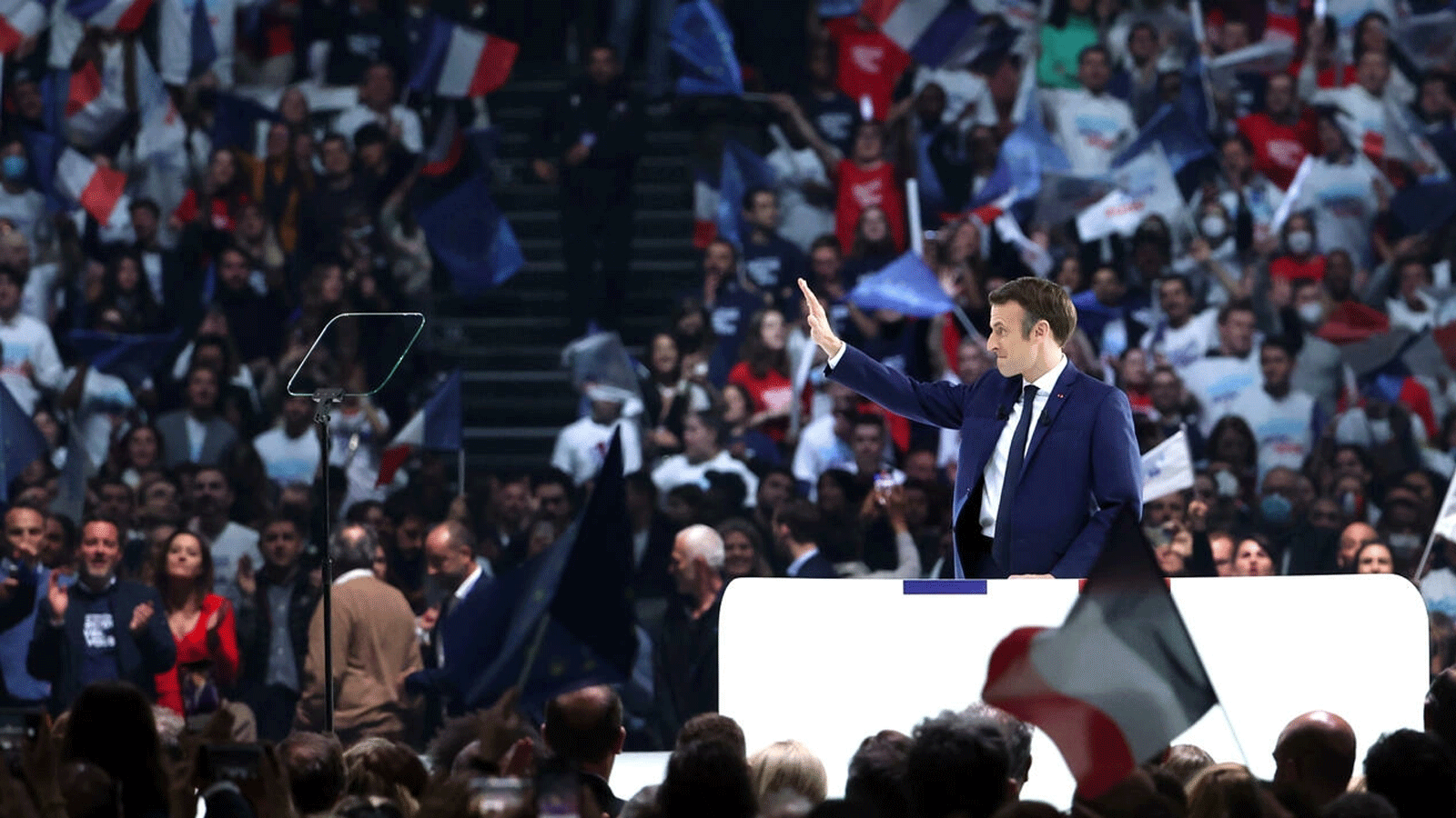 إيمانويل ماكرون يدخل الحملة في اللحظة الأخيرة معلنا أنه كان يركز على إنهاء الغزو الروسي لأوكرانيا 