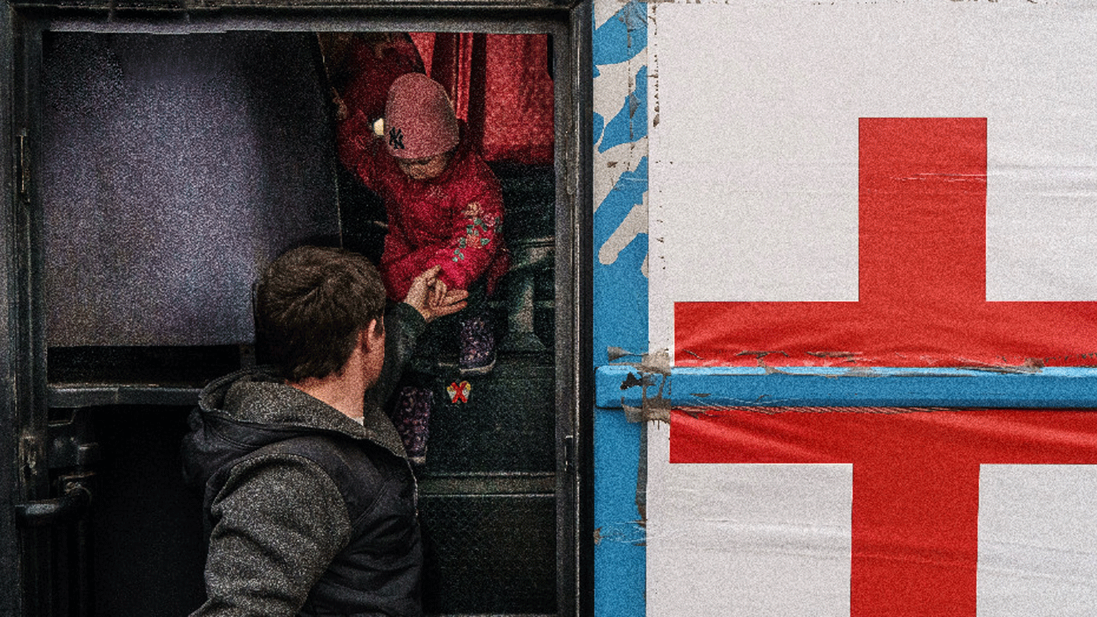 الصليب الأحمر ينقل اللاجئين الأوكرانيين