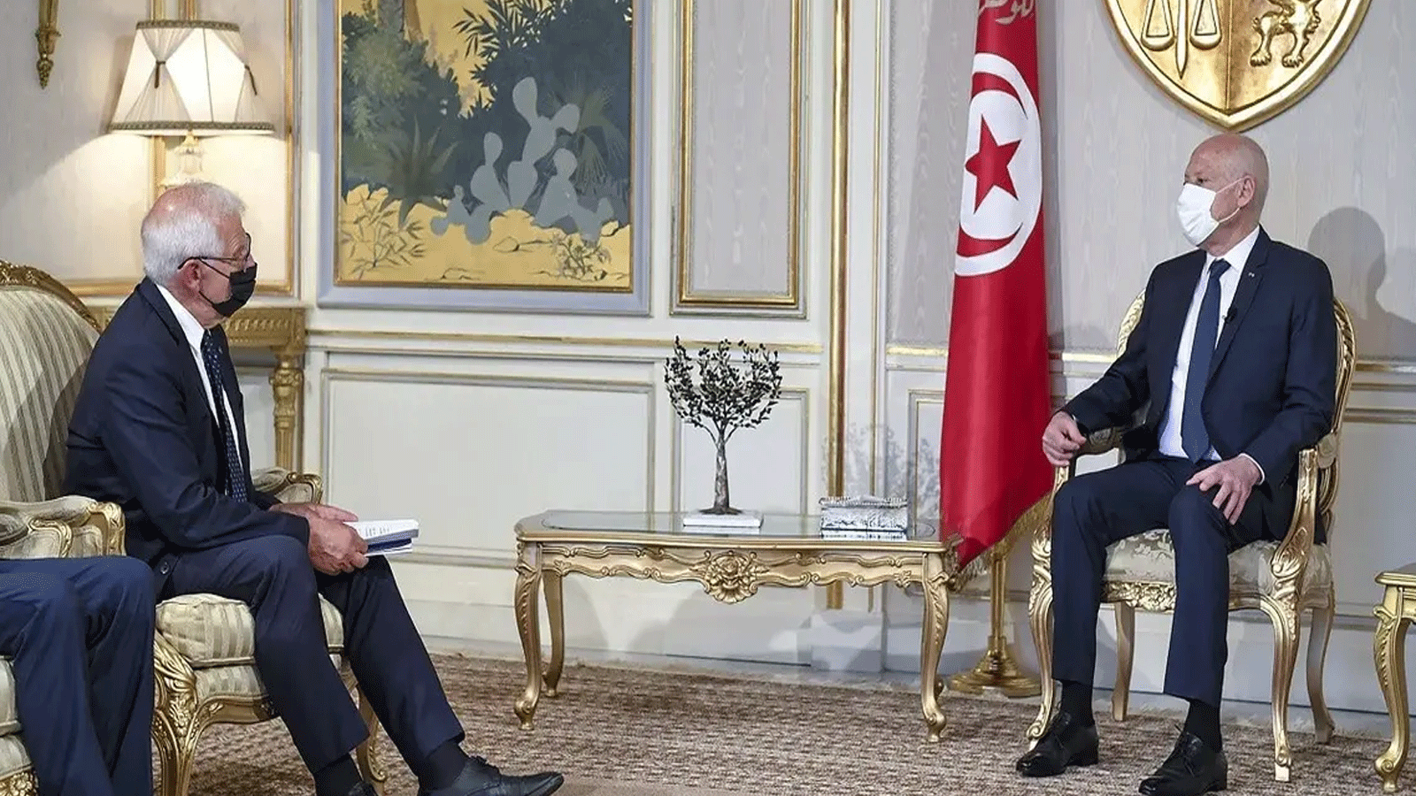  الرئيس التونسي قيس سعيد (يمين) يلتقي بالممثل الأعلى للاتحاد الأوروبي للشؤون الخارجية والسياسة الأمنية جوزيب بوريل، في قصر قرطاج بالعاصمة تونس. في 10أيلول\ سبتمبر 2021