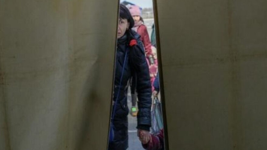 امرأة تصل مع أولادها إلى مركز إيواء للنازحين في زابوريجيا (جنوب أوكرانيا) في 5 أبريل 2022