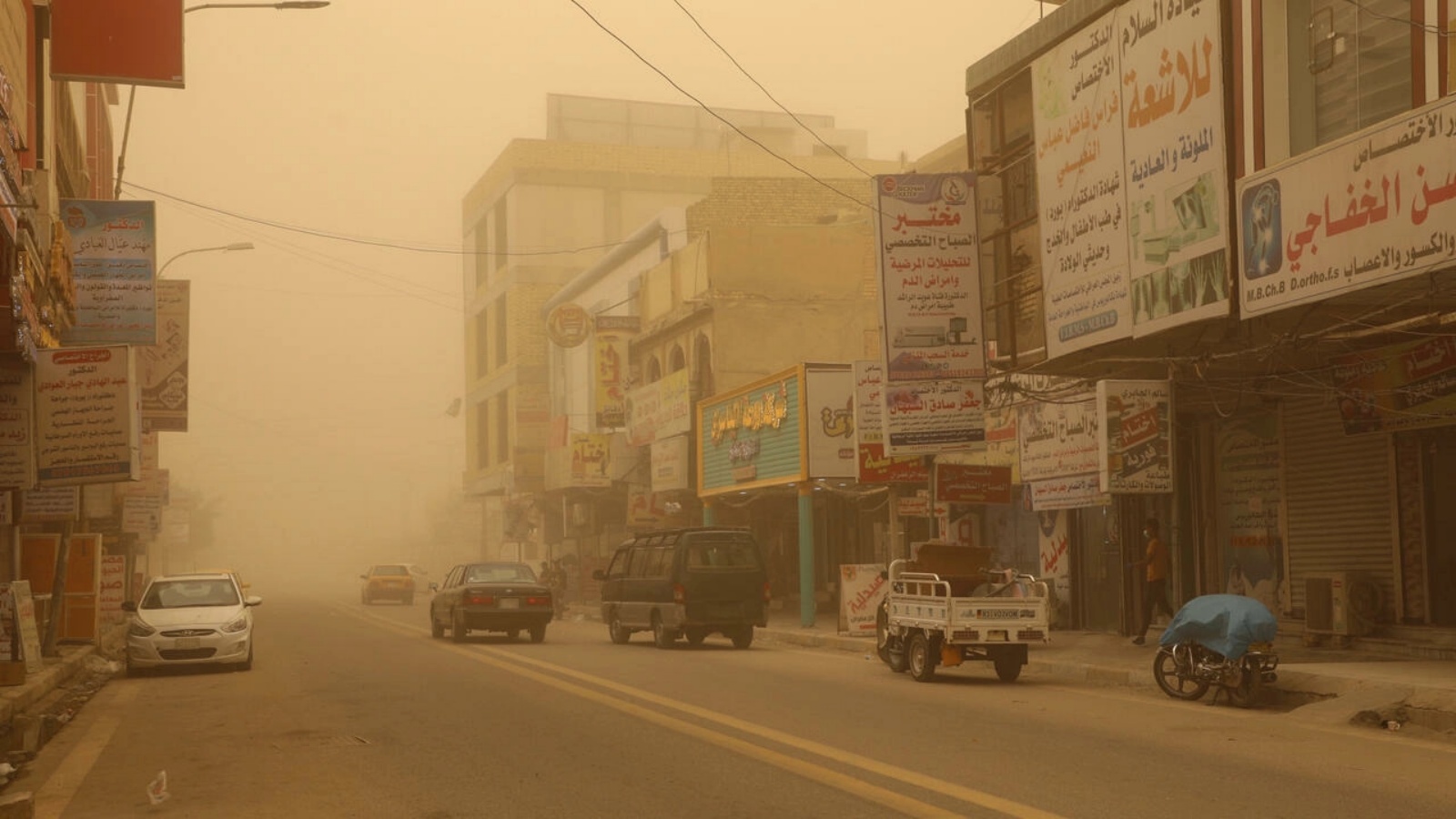 من أثار العاصفة الرملية في مدينة الناصرية العراقية في التاسع من أبريل 2022