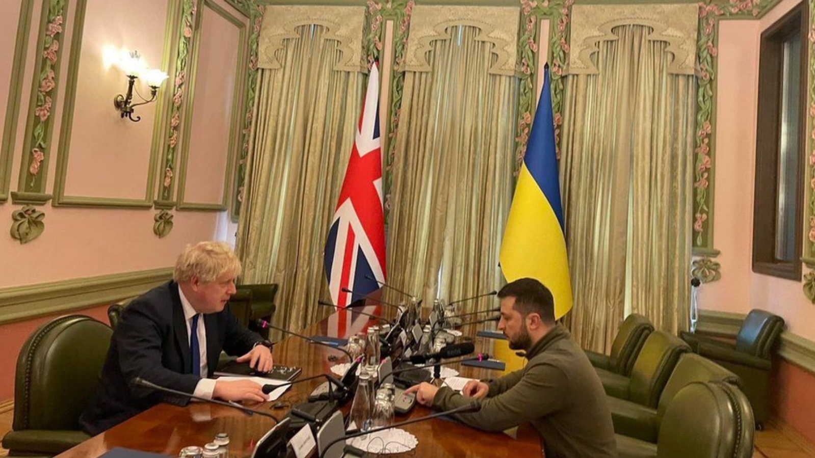 صورة وزعتها السفارة الأوكرانية في لندن لاجتماع جونسون - زيلينسكي