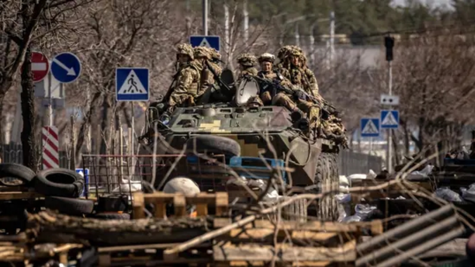 جنود أوكرانيون على مركبة عسكرية مصفحة