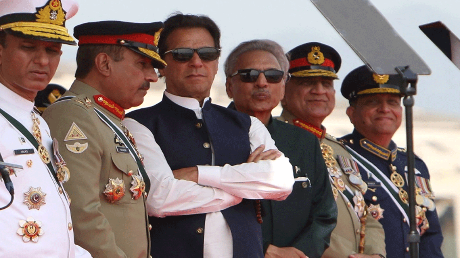 عمران خان يتوسط جنرالات الجيش الباكستاني 