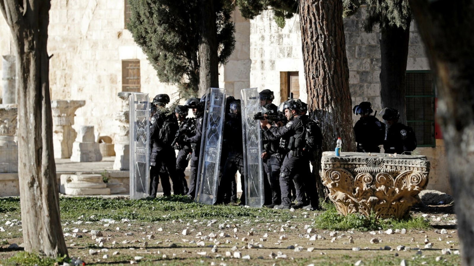 اشتباكات بين قوات الأمن وفلسطينيين في باحة المسجد الأقصى في القدس الشرقية المحتلة في 15 أبريل 2022