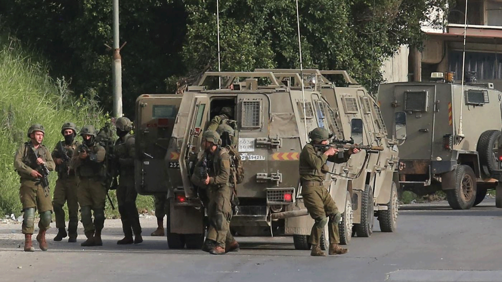 ضباط أمن إسرائيليون ينتشرون خلال مداهمة للبحث عن مطلوبين فلسطينيين في مدينة نابلس بالضفة الغربية. 11 نيسان\ أبريل 2022