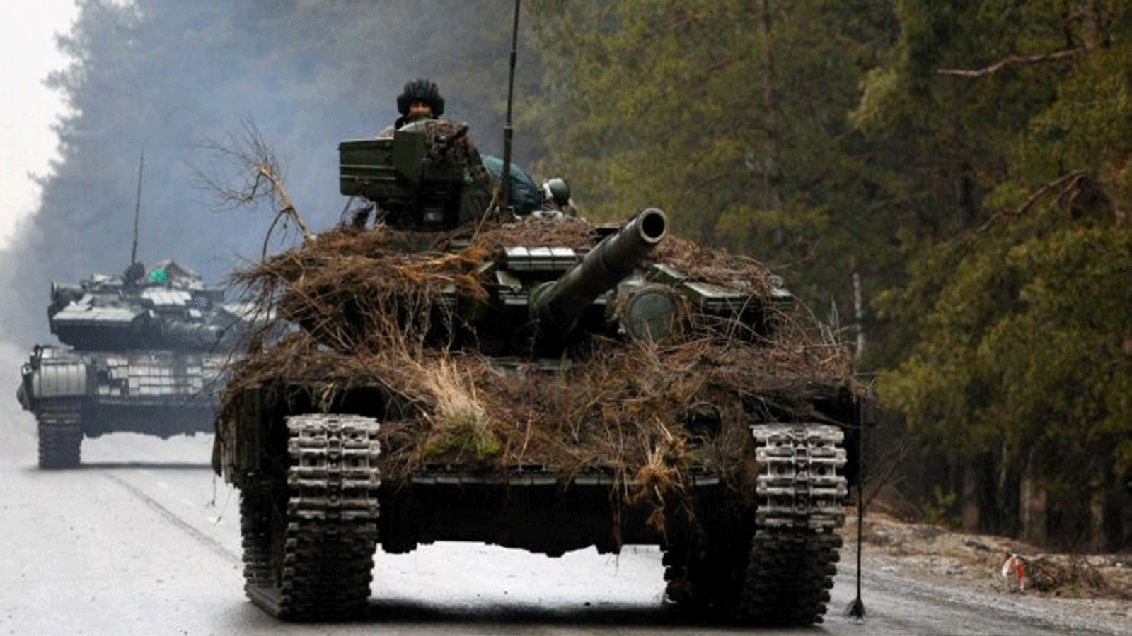 دبابات أوكرانية تتحرك على طريق قبل هجوم في منطقة لوغانسك