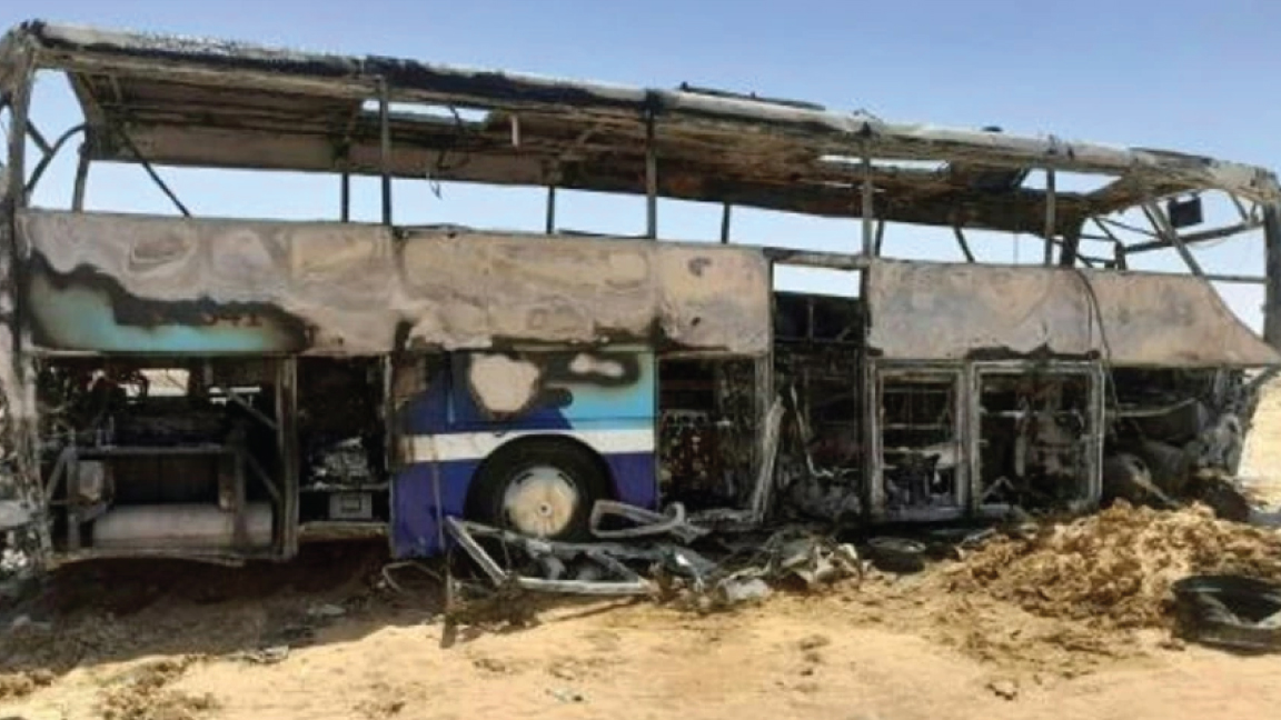 الحافلة التي كانت تقل سياحًا بين أسوان وابو سمبل في مصر في 13 أبريل 2022