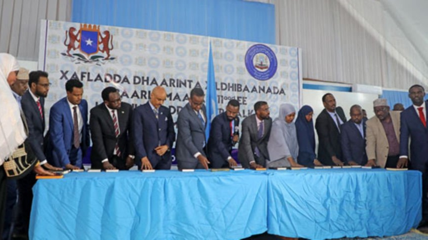 المشرعون الجدد يؤدون اليمين خلال مراسم أداء اليمين في مطار مقديشو شديد الحماية في 14 أبريل 2022