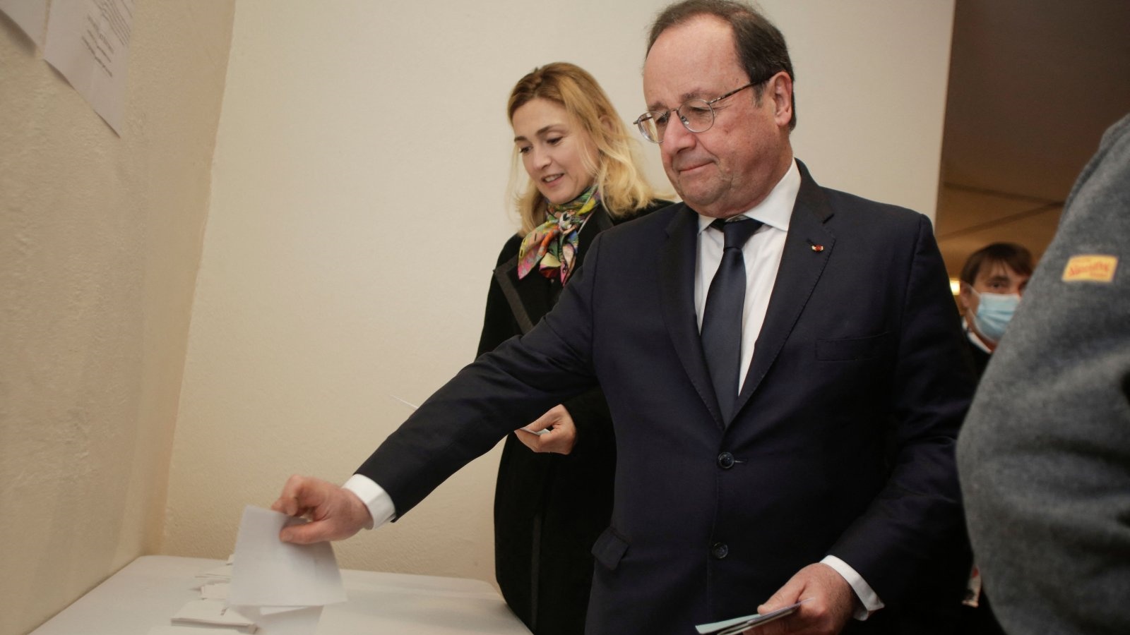 الرئيس الفرنسي الأسبق فرانسوا هولاند (إلى اليمين) وزوجته الممثلة الفرنسية جولي جاييه (إلى اليسار) عند وصولهما للتصويت خلال الجولة الأولى من الانتخابات الرئاسية الفرنسية في مركز اقتراع في تول، فرنسا، في 10 أبريل 2022.