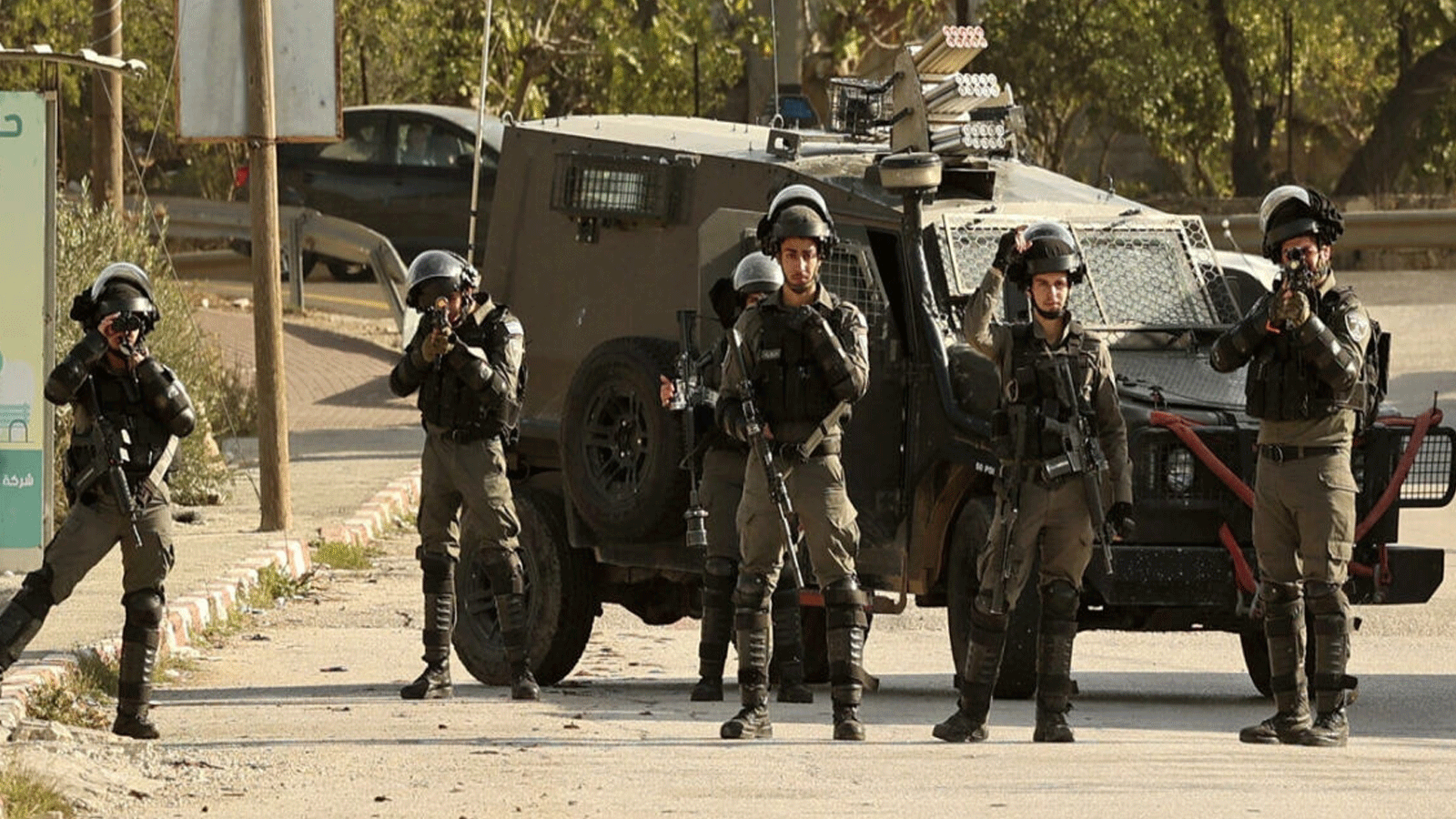 عناصر من حرس الحدود الإسرائيلي يغلقون مدخل قرية اللبن الشرقية جنوب نابلس، خلال مظاهرة للمستوطنين على مدخل القرية.