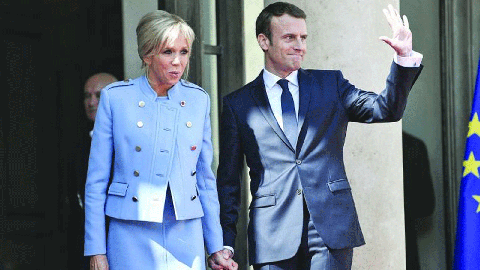 الرئيس الفرنسي إيمانويل ماكرون يقف مع زوجته بريجيت تروجنو في قصر الإليزيه الرئاسي في فرنسا 
