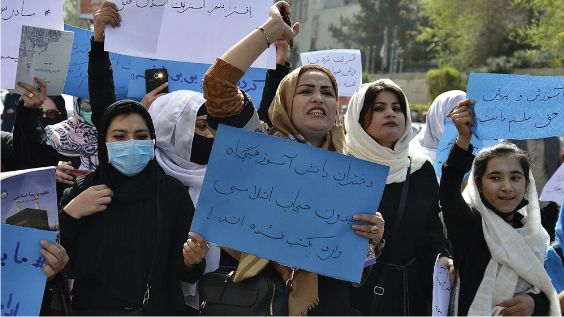 نساء وفتيات أفغانيات يتظاهرن أمام وزارة التربية والتعليم في كابول في مارس 2022 ، للمطالبة بإعادة فتح المدارس الثانوية