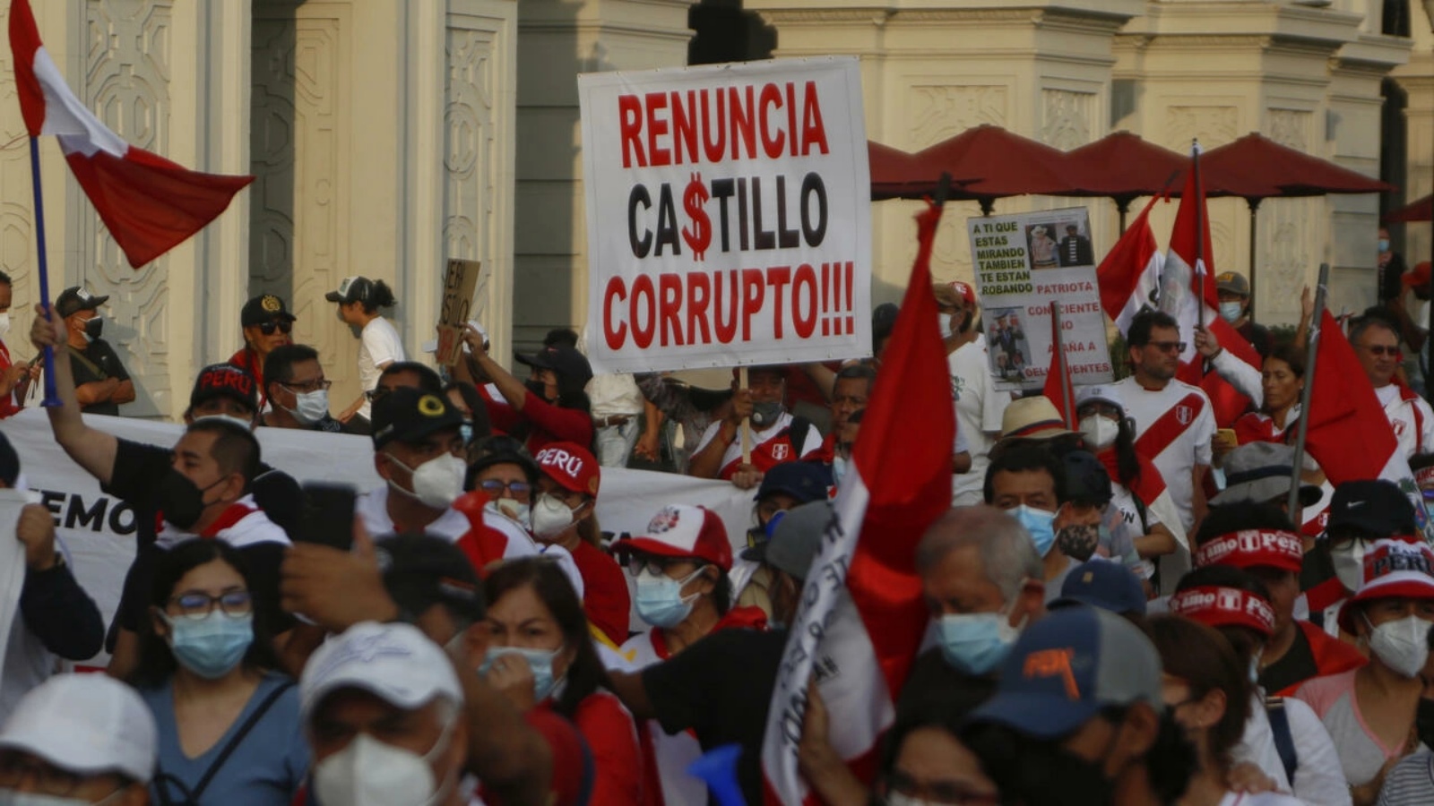 متظاهرون للمطالبة باستقالة الرئيس اليساري بيدرو كاستيو في البيرو في 09 أبريل 2022 في العاصمة ليما 