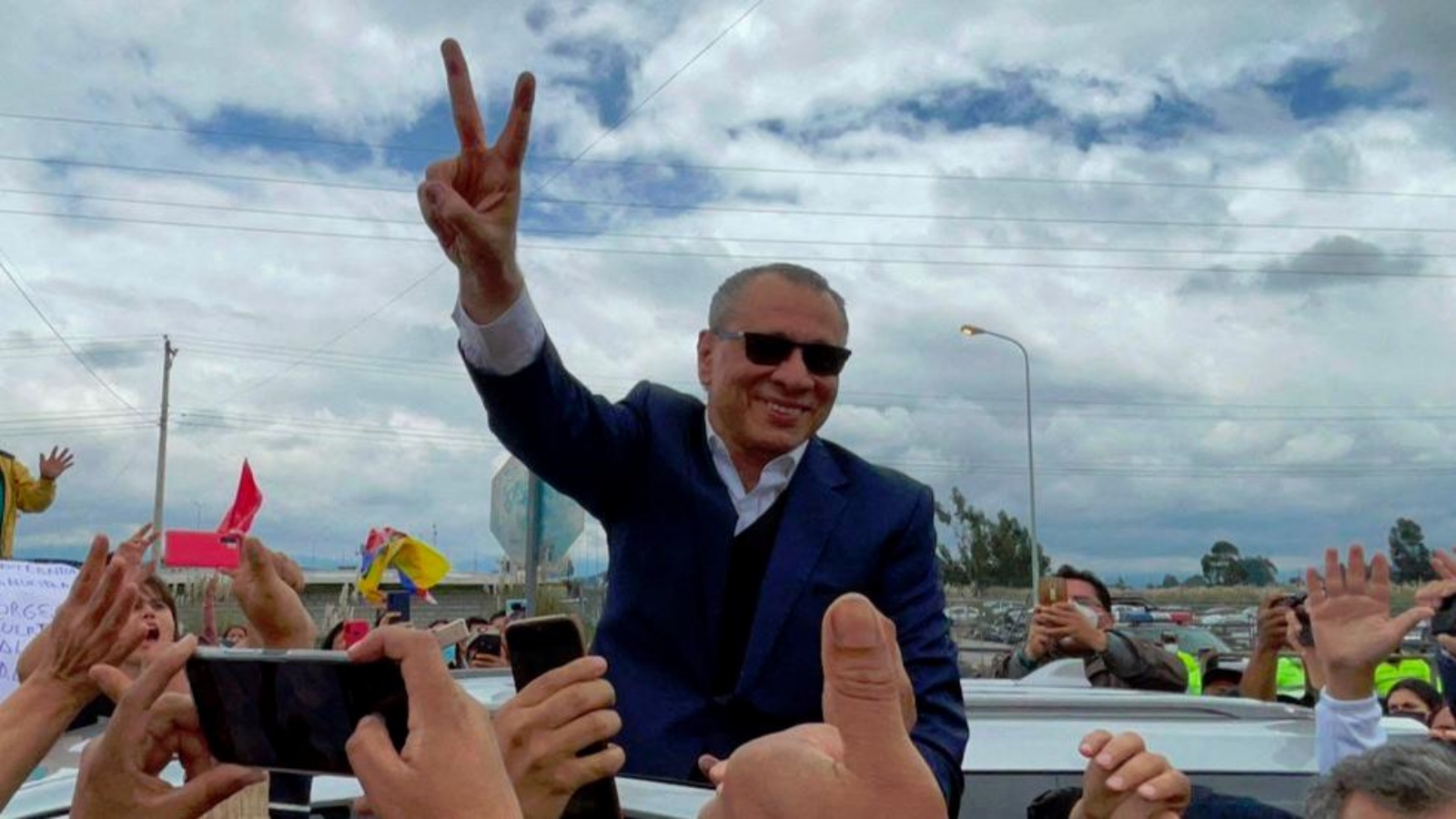 نائب الرئيس الإكوادوري السابق (2013-2017) خورخي غلاس - الذي كان يقضي عقوبة لتلقيه ملايين من الرشاوى من شركة Odebrecht البرازيلية- بعد إطلاق سراحه من السجن، في لاكاتونجا، الإكوادور