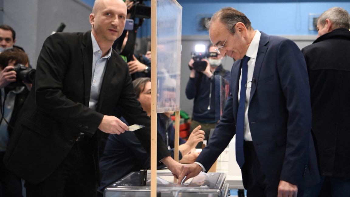 إريك زمور (يمين) يصوت في باريس للجولة الأولى من الانتخابات الرئاسية في 10 أبريل 2022