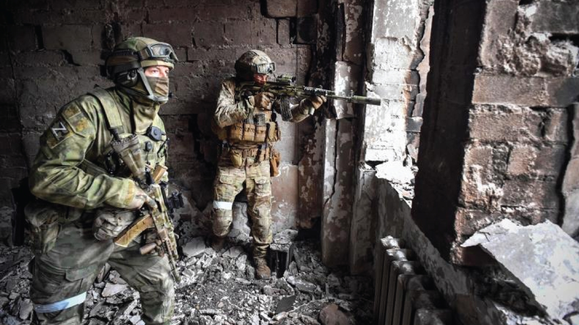 دورية للجنود الروس في مسرح درامي ، تعرضت لغارة جوية يوم 16 مارس الماضي، في ماريوبول، أوكرانيا
