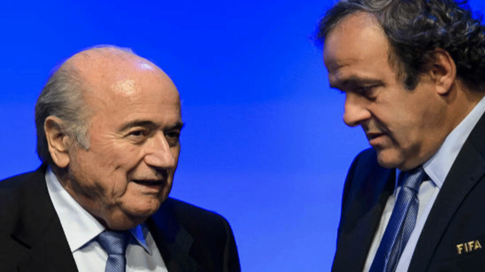 رئيس FIFA سيب بلاتر يتحدث إلى رئيس الاتحاد الأوروبي لكرة القدم ميشيل بلاتيني عشية المباراة الافتتاحية لكأس العالم 2014 FIFA في البرازيل