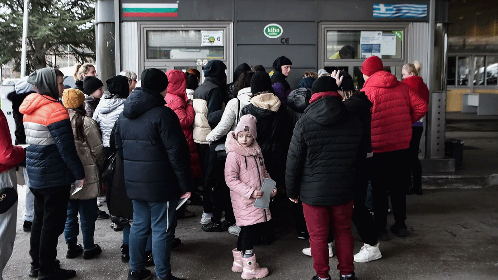 اللاجئون من أوكرانيا بعد وصولهم بالحافلة إلى الحدود اليونانية البلغارية