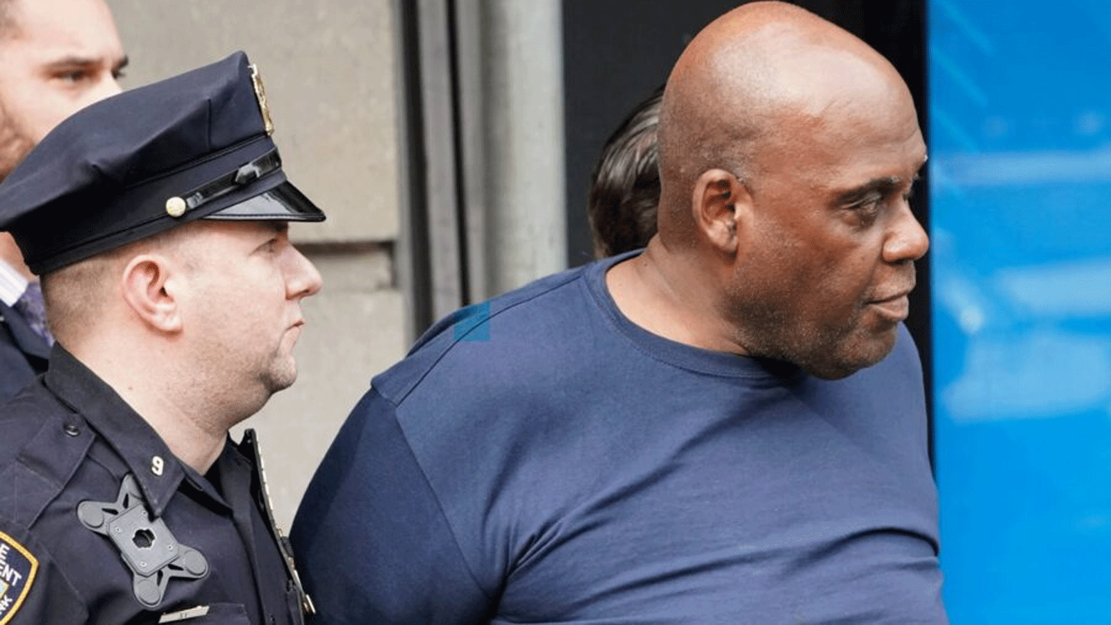  فرانك آر جيمس (على اليمين) اقتيد بعيدًا عن المنطقة التاسعة إلى الحراسة الفيدرالية في نيويورك. في 13 نيسان\أبريل 2022 