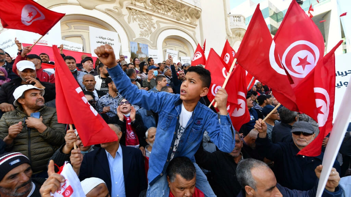 متظاهرون تونسيون ضد سياسة الرئيس قيس سعيد في العاشر من نيسان/ابريل 2022