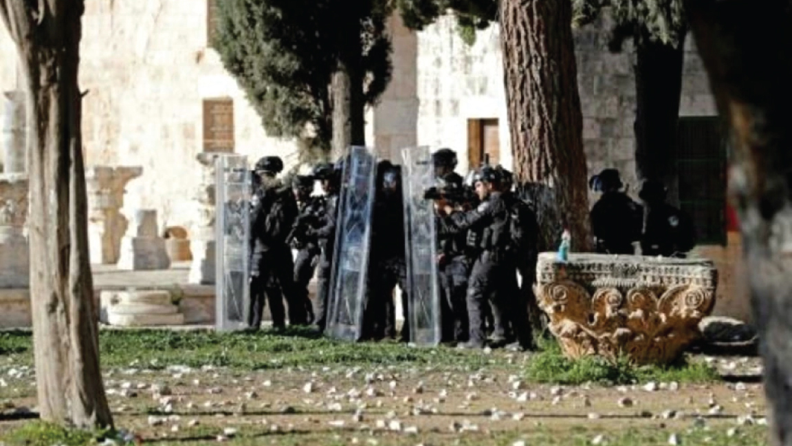  اشتباكات بين قوات الأمن وفلسطينيين في باحة المسجد الأقصى في القدس الشرقية المحتلة في 15 ابريل 2022