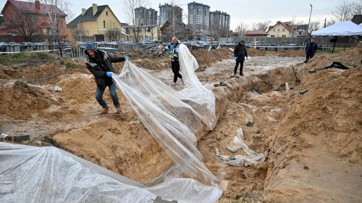 جثث في مقابر جماعية في كييف