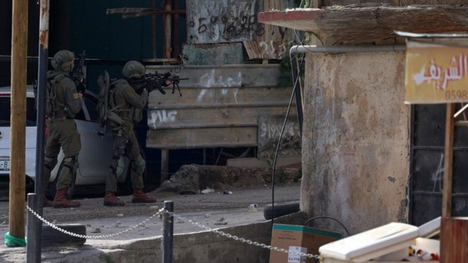 القوات الإسرائيلية تتخذ مواقعها في مخيم نور شمس للاجئين الفلسطينيين في 10 أبريل 2020 خلال مداهمة للبحث عن مشتبه بهم على صلة بحادث إطلاق نار في منطقة شهيرة للحياة الليلية في تل أبيب