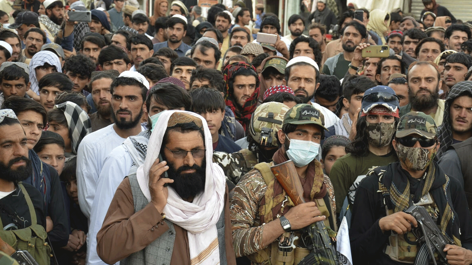 متظاهرون في خوست احتجاجا على ضربات شنّتها باكستان على الأراضي الأفغانية في 16 نيسان/أبريل 2022