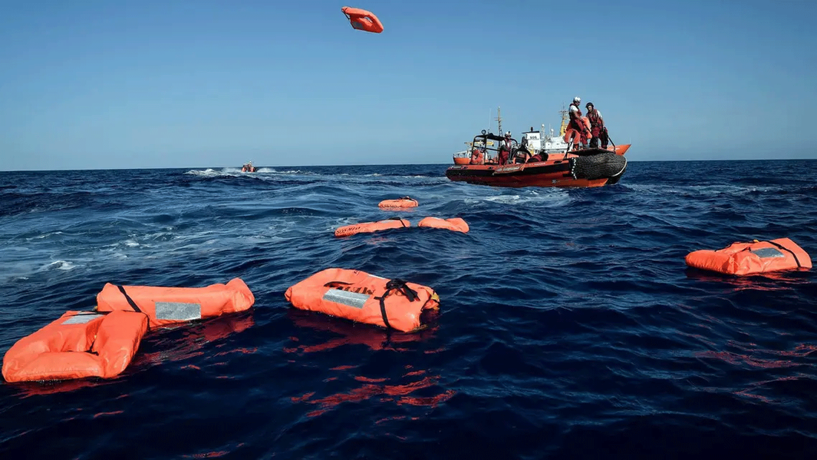 قاربٌ مطاطي للمهاجرين المفقودين قبالة سواحل ليبيا