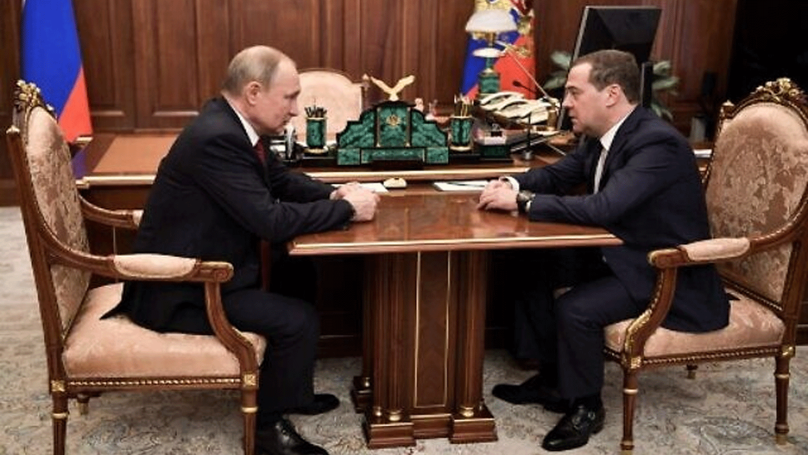 الرئيس الروسي فلاديمير بوتين (يسار) يلتقي برئيس الوزراء دميتري ميدفيديف في موسكو.15 كانون الثاني\يناير 2020