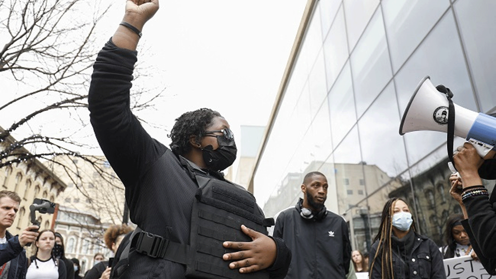 متظاهرون ضد إطلاق الشرطة النار على باتريك ليويا الرجل الأسود الذي يبلغ من العمر 26 عامًا 