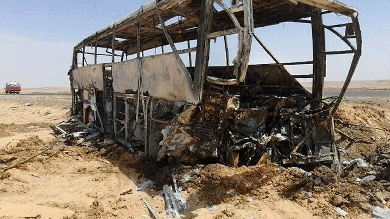 صورة تظهر مشهد حادث حافلة وقع في الساعات الأولى من يوم 13 نيسان\أبريل 2022 عندما اصطدمت السيارة بسيارة أثناء نقلها سياحًا على طريق بين أسوان ومعبد أبو سمبل الشهير جنوبًا.