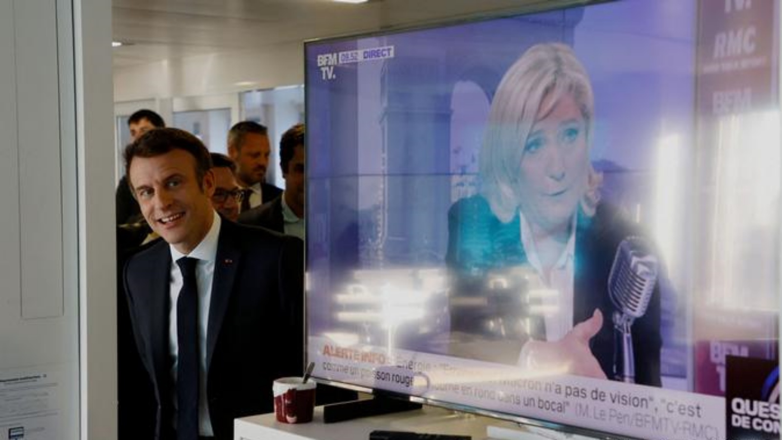 الرئيس الفرنسي إيمانويل ماكرون يتابع مقابلة تلفزيونية لمرشحة اليمين المتطرف مارين لوبن